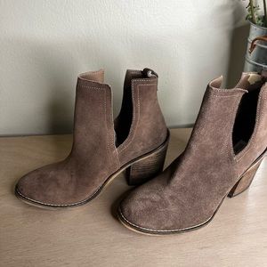 ❄️Dark Grey/Olive Suede Steve Madden size 8.5 Wood Block Heel Booties/boot ❄️